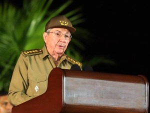 ¿Será él? La misteriosa aparición de Raul Castro en un mitín de la dictadura cubana (Foto)