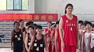 Tiene 14 años, mide 2,26 metros y asombra al mundo: La basquetbolista china que se volvió viral en las redes