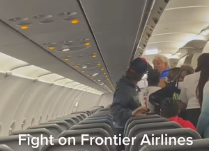Pasajero de Frontier Airlines en Miami golpeó a un hombre de color por “ser lento” (VIDEO)