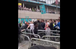 Eurocopa: Disturbios en las inmediaciones de Wembley previo a la final; hinchas se enfrentan a la seguridad del estadio (VIDEO)