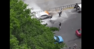 Se incendió un vehículo al frente de la Unefa en Caracas (Video)