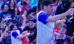 VIRAL: Fanático en EEUU casi deja caer a su bebé durante un partido para atrapar una pelota de béisbol (VIDEO)