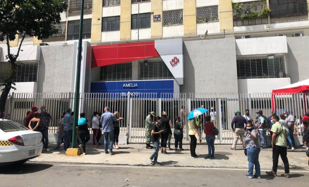 Así está la cola para vacunarse contra el coronavirus en el CDI de la Avenida Andrés Bello este #28Jul (Fotos y Video)