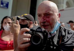 Medios de comunicación internacionales denuncian abusos contra fotoperiodistas y camarógrafos en el mundo