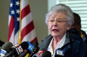 Gobernadora de Alabama criticó a los no vacunados por “elegir un estilo de vida horrible”