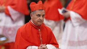 El Vaticano abre el juicio contra el poderoso cardenal Angelo Becciu