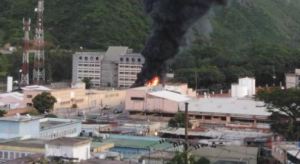 Reportaron fuerte incendio en un galpón de Antímano (Fotos y videos)