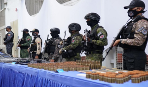 Maduro presentó armas de guerra supuestamente incautadas en la Cota 905 (Video)
