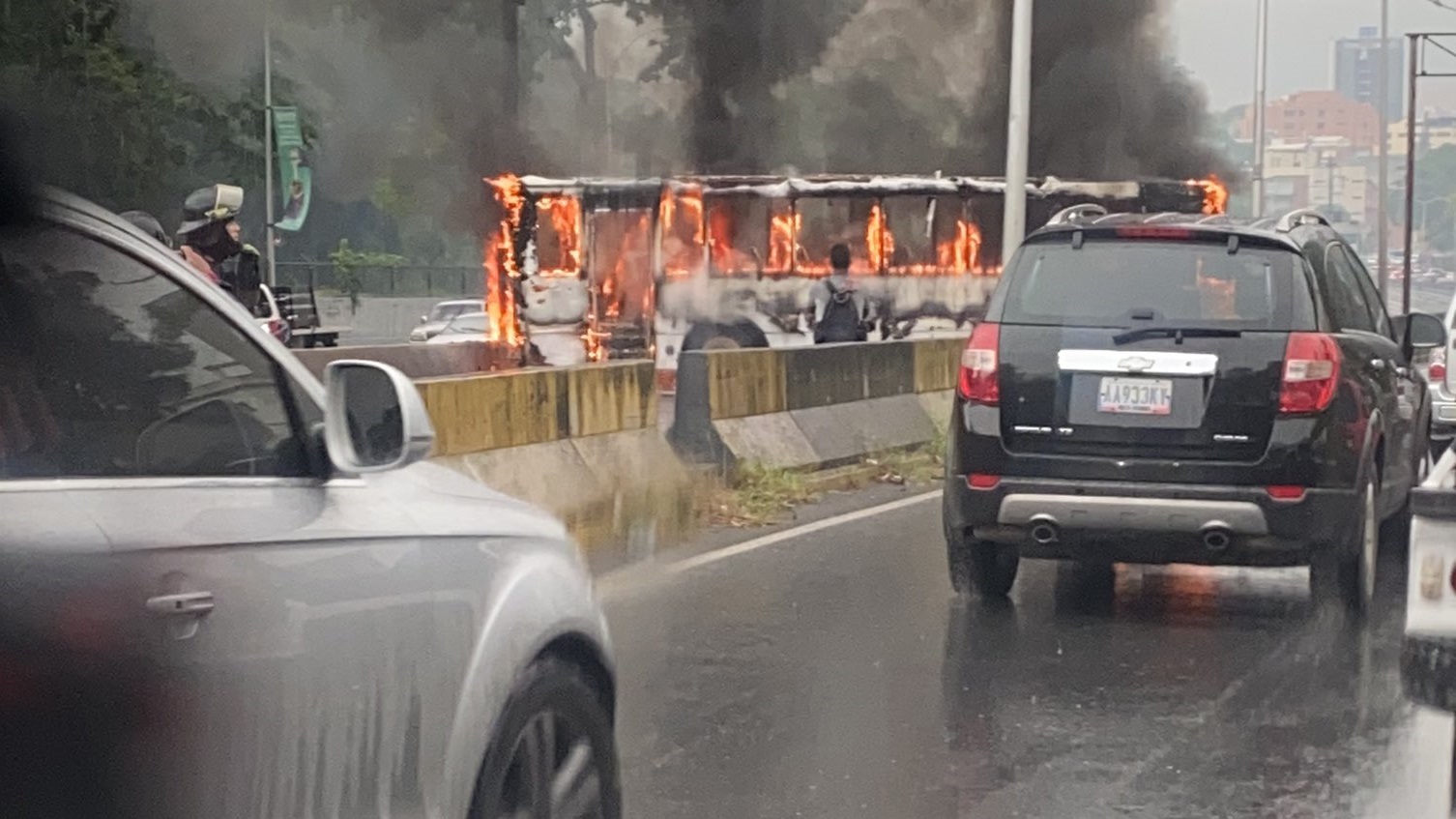 Un autobús se incendio en la autopista Prados del Este #19Jul (VIDEOS)