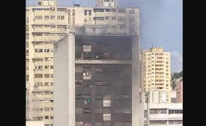 Fuerte incendio entorpece el desalojo de un edificio en la avenida Baralt (Video)