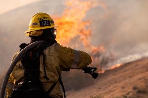 Un gran incendio provocó la evacuación de al menos ocho mil personas en California