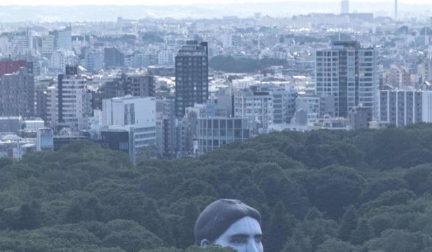 WTF?! Una cabeza flotante gigante se cierne sobre Tokio (FOTO)