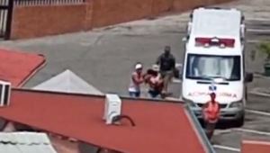 El momento en que ingresan al hospital a un hospital herido tras balacera en la Cota 905 (Video)