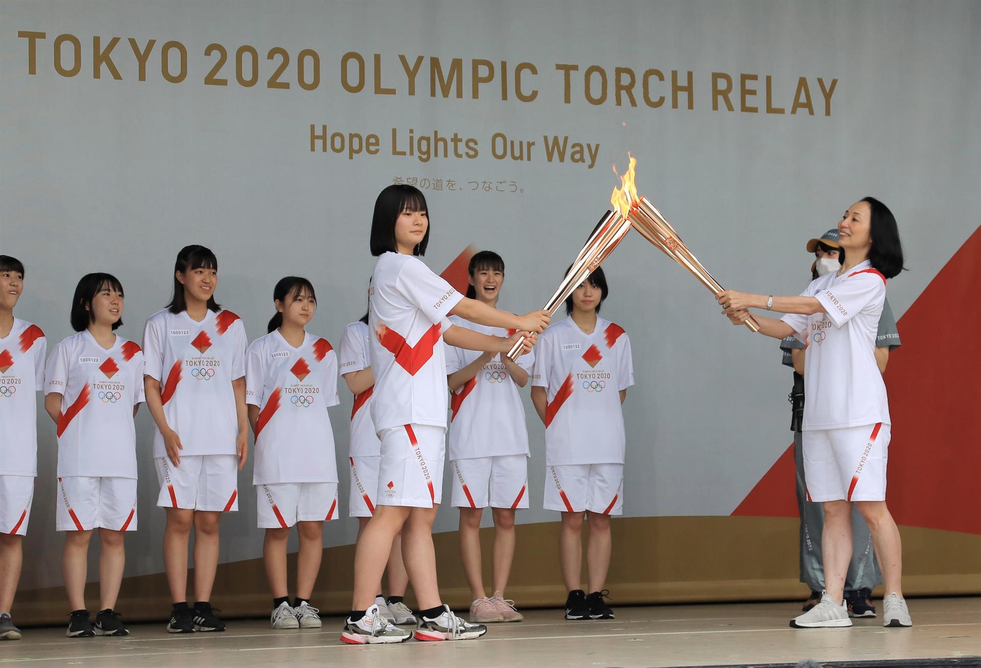 La antorcha olímpica inicia el relevo en Tokio a puerta cerrada por la Covid-19