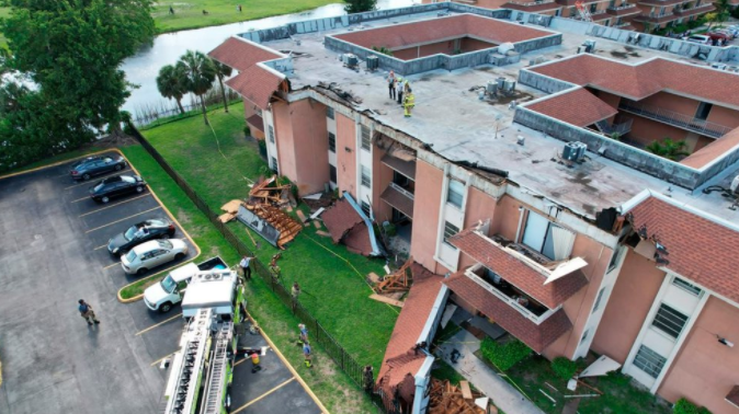 Evacuaron el edificio cuyo techo colapsó en Miami (Fotos)