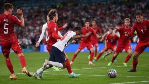 El escandaloso e inexistente penalti que decidió el pase de Inglaterra a la final: No era falta y habían dos balones en el campo