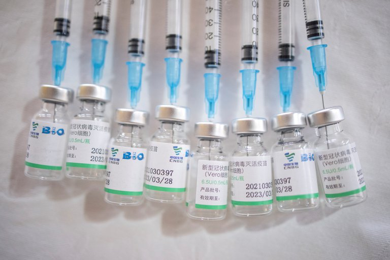 ¿Por qué los países que más usan las vacunas chinas atraviesan fuertes brotes de Covid-19?