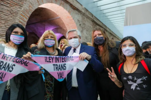 Argentina promulgó una polémica ley laboral que beneficia a travestis y transexuales