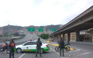Régimen de Maduro cerró el paso en el Distribuidor La Araña #9Jul (FOTO)