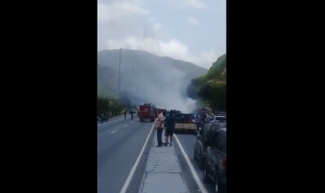 Al menos un fallecido tras volcamiento e incendio de un vehículo en la autopista Caracas-La Guaira #13Jul (VIDEO)