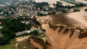 EN VIDEO: Una casa es arrastrada por la corriente durante las inundaciones de Alemania