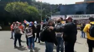 EN VIDEO: Venezolanos se plantaron frente a la embajada de Cuba en Colombia protestando contra la dictadura