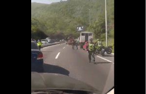 Habilitan canal de contraflujo en la Caracas- La Guaira tras volcamiento de tres camiones de carga (VIDEO)