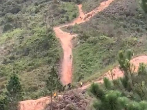 La imprudencia y la negligencia generaron un APARATOSO accidente en el cerro El Volcán de El Hatillo (VIDEO)