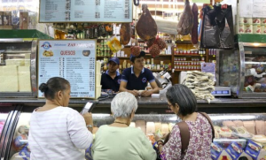 El aumento del dólar paralelo duplica los precios de la comida en Venezuela