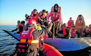 Mueren 43 personas al naufragar un barca precaria frente a la costa de Túnez