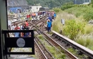 Usuarios del Metro de Caracas caminan por las vías de la Línea 2 tras falla eléctrica #21Jul (VIDEO)