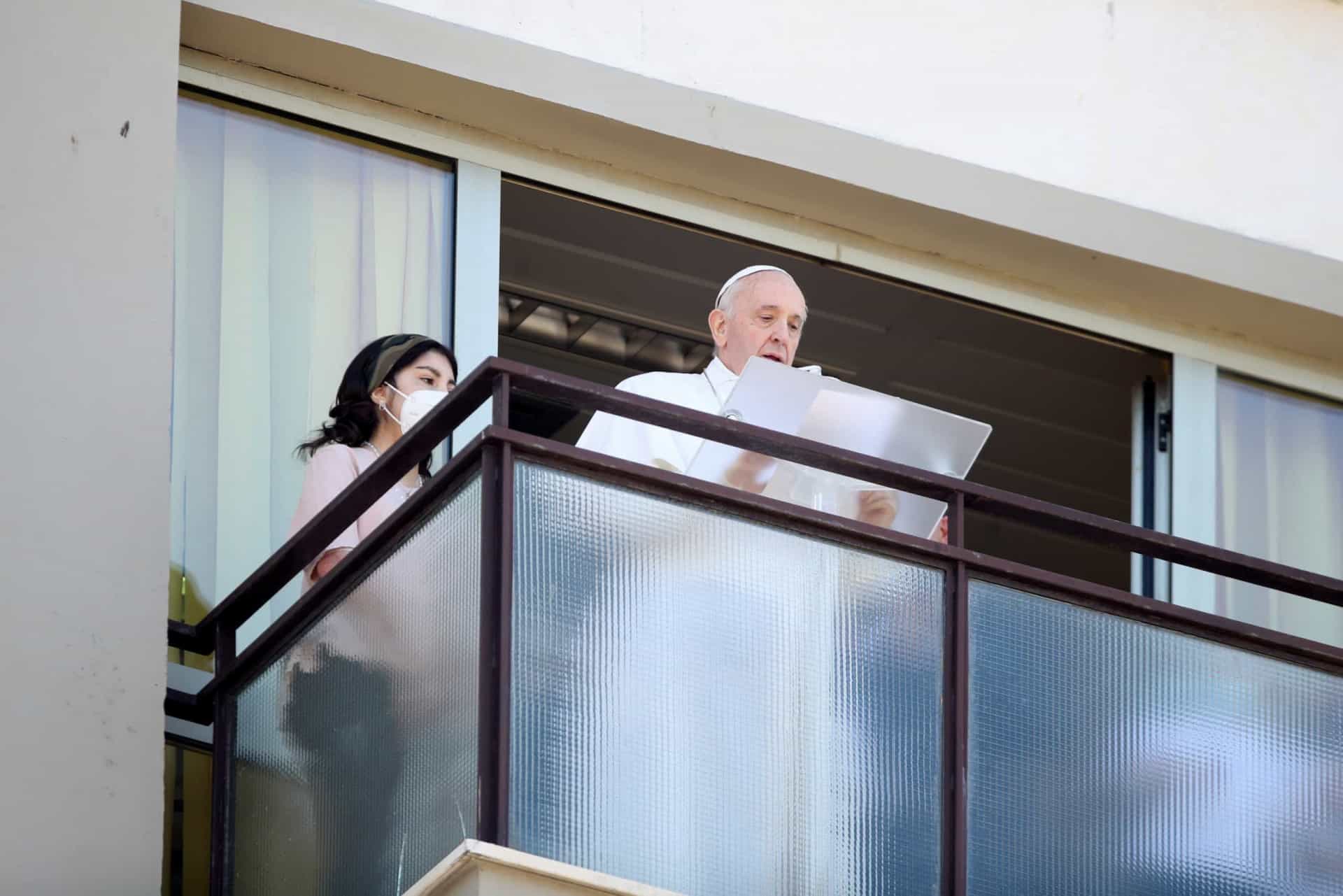 El papa Francisco reaparece desde el hospital una semana después de su cirugía (FOTOS)