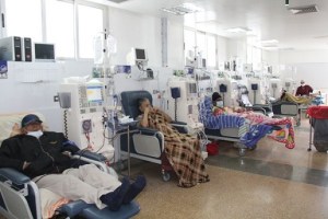 Pacientes de diálisis del Hospital Universitario de Maracaibo esperan desde hace 22 días por gasolina para poder realizar tratamiento