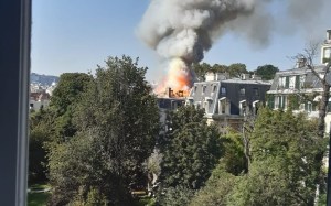 EN IMÁGENES: Reportan incendio en edificio cercano a la Embajada de Italia en Francia