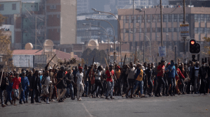 Al menos diez muertos en una estampida durante saqueos en Sudáfrica