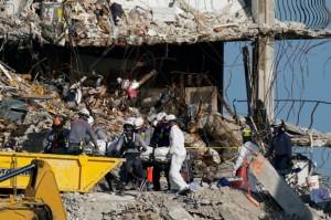 Derrumbe en Miami: Lo que hizo el bombero afligido tras encontrar el cuerpo de su hija entre los escombros