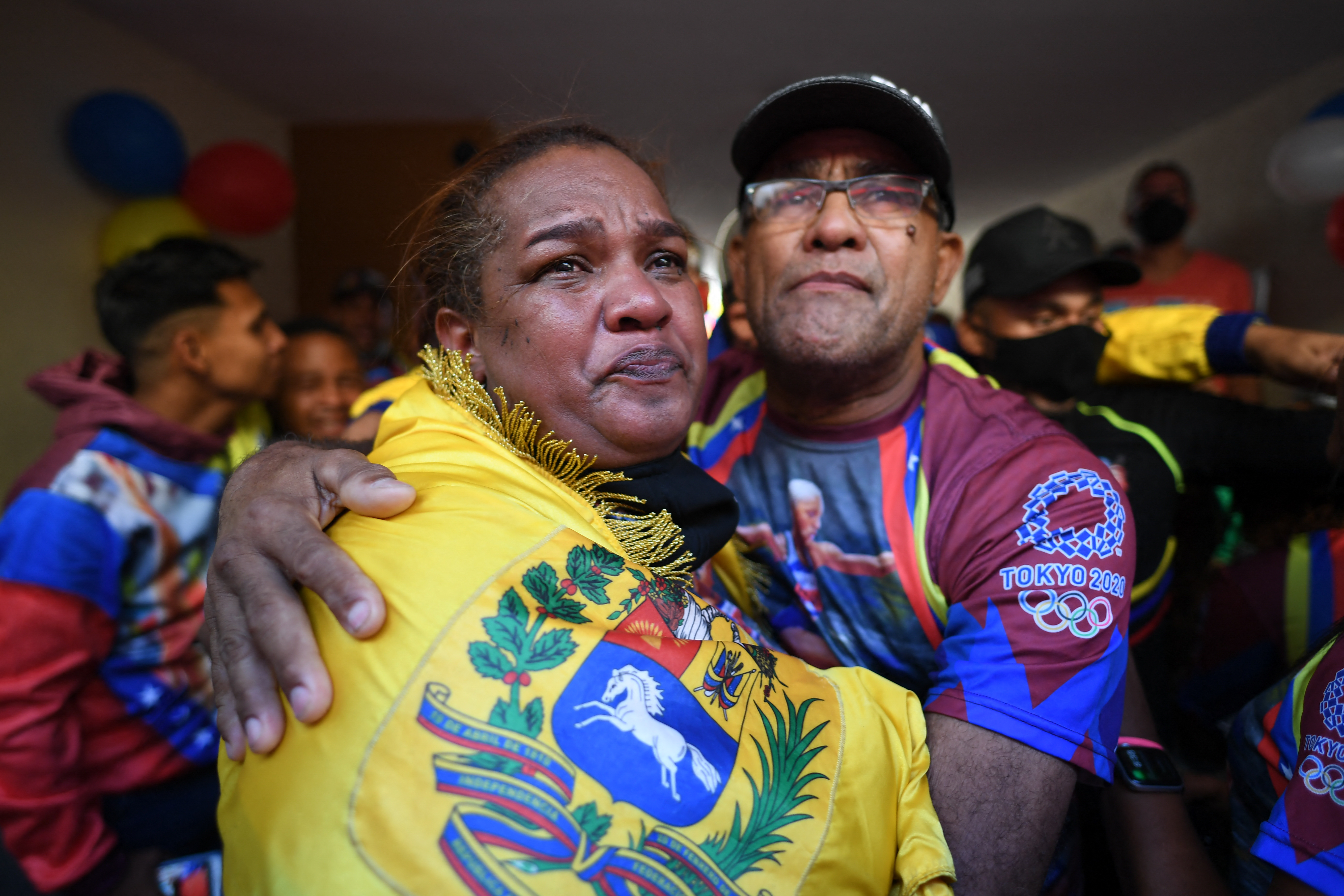 EN FOTOS: Entre lágrimas junto a familiares y amigos la madre de Yulimar Rojas festejó la medalla olímpica - LaPatilla.com
