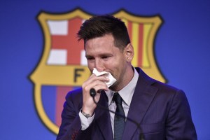 A la venta el supuesto pañuelo que Leo Messi usó en su despedida del Barcelona… ¡Por un millón de dólares! (IMÁGEN)