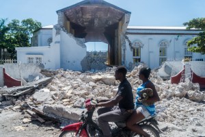 EEUU envió ocho helicópteros a Haití para ayudar en labores de rescate tras el terremoto