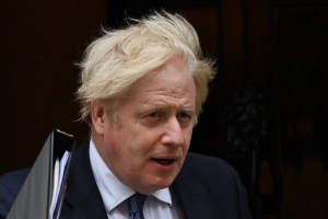 La reina Isabel II está “en muy buena forma”, aseguró Boris Johnson