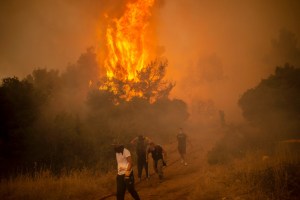 Continúa por cuarto día la lucha por extinguir el gran incendio en Atenas