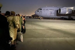Talibanes advierten de “consecuencias” si EEUU retrasa su partida para continuar con las evacuaciones
