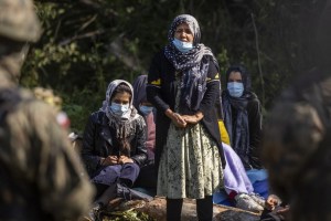 Protestar o huir: Las mujeres en Afganistán no se confían ante el regreso de los talibanes