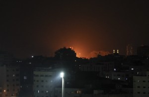Israel bombardeó Gaza tras globos incendiarios en plena tensión fronteriza