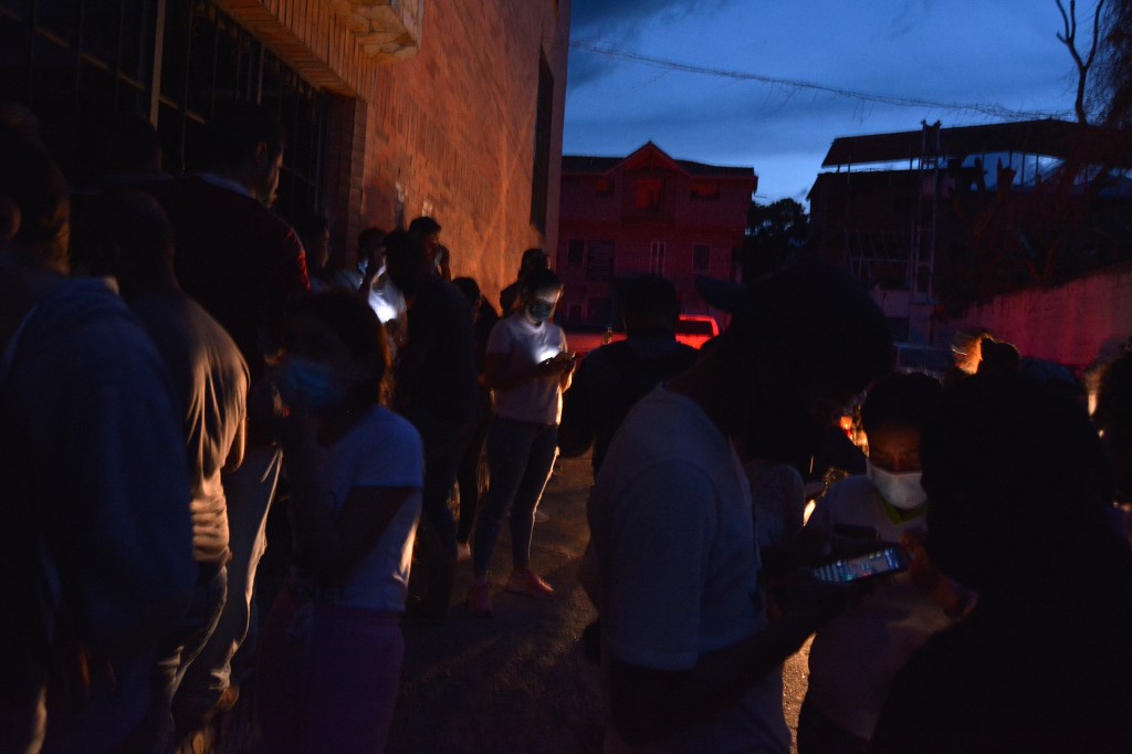 Solo la luz de los celulares ilumina las calles de Tovar por las noches tras inundaciones (FOTOS)