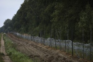 El ejército de Polonia levanta una valla en la frontera para frenar a los migrantes de Bielorrusia