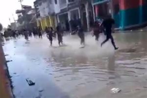 El pánico se apoderó de los habitantes cuando el mar comenzó a ingresar a las calles de Haití tras el terremoto (VIDEO)