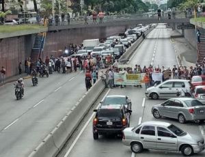 Pensionados y jubilados de Pdvsa trancaron la avenida Libertador este #3Ago (Fotos)