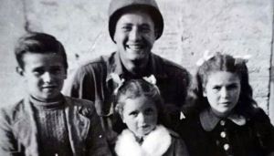 Rescató a tres niños de los nazis en la Segunda Guerra Mundial y los reencuentra 70 años después (Fotos)