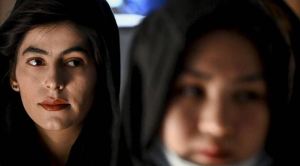 Mujeres afganas idean plan para escapar de Kabul con ayuda de pañuelos rojos